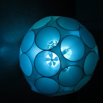 Am seidenen Faden, 2019, Durchmesser 80 cm, Papier/Kunststoff/Licht, Iris Flexer