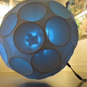 Am seidenen Faden, 2019, Durchmesser 80 cm, Papier/Kunststoff/Licht, Ausstellungsansicht, Iris Flexer