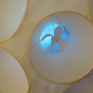 Am seidenen Faden, 2019, Durchmesser 80 cm, Papier/Kunststoff/Licht, Detail 1, Iris Flexer