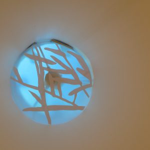 Am seidenen Faden, 2019, Durchmesser 80 cm, Papier/Kunststoff/Licht, Detail 3, Iris Flexer