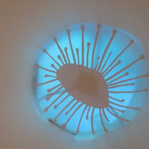 Am seidenen Faden, Detail 4, 2019, Durchmesser 80 cm, Papier/Kunststoff/Licht, Iris Flexer