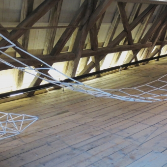 Hängebrücke, Boot, 2015, Papier, Draht, Zehntscheuer Münsingen, Iris Flexer