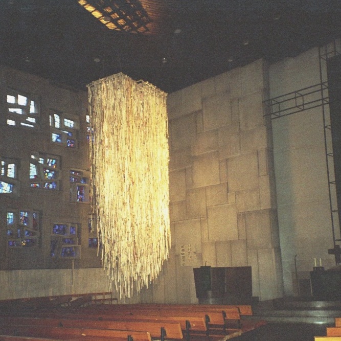Pfingsten 1, Installation in der Friedenskirche Stuttgart, Papierstreifen aus Zeitungspapier, Iris Flexer 2006